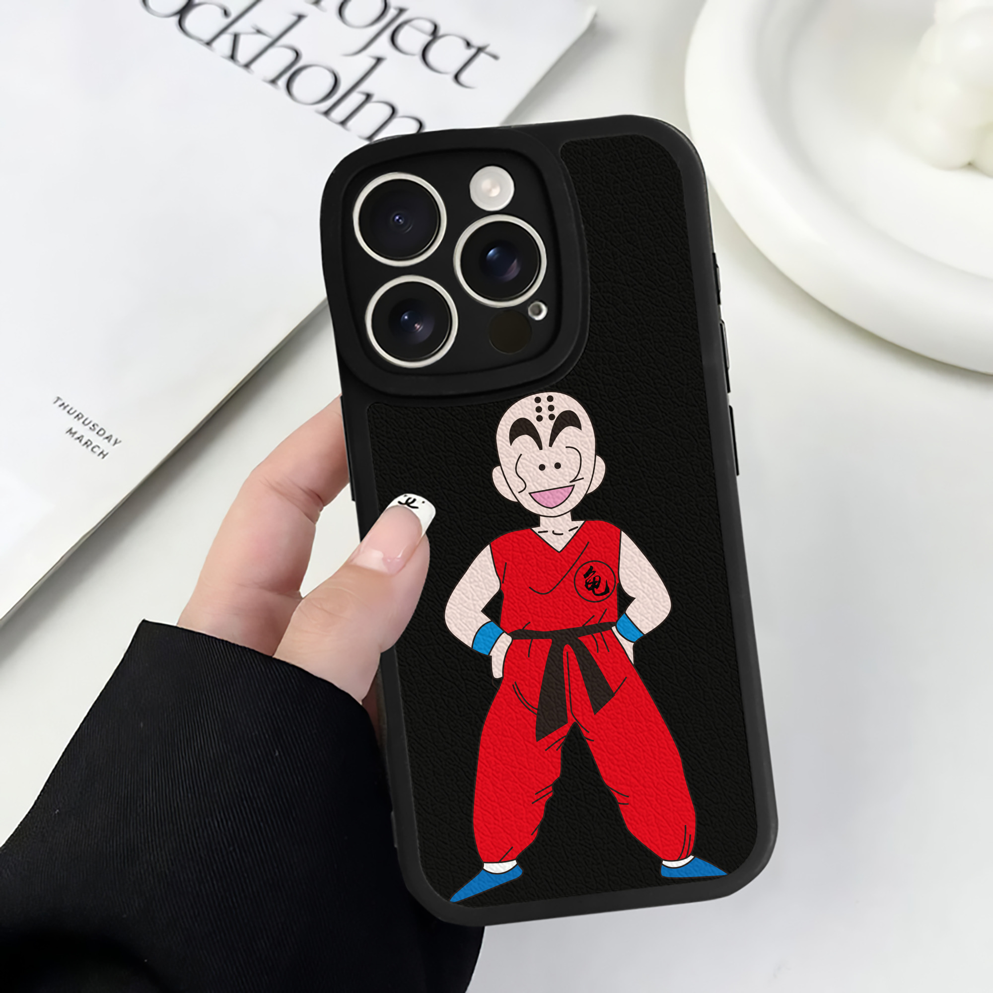 （画像用） ドラゴンボール クリリン DRAGON BALL krillin 【iPhone 16シリーズ対応】シリコンスマホケース（レザー調） 材質：シリコン